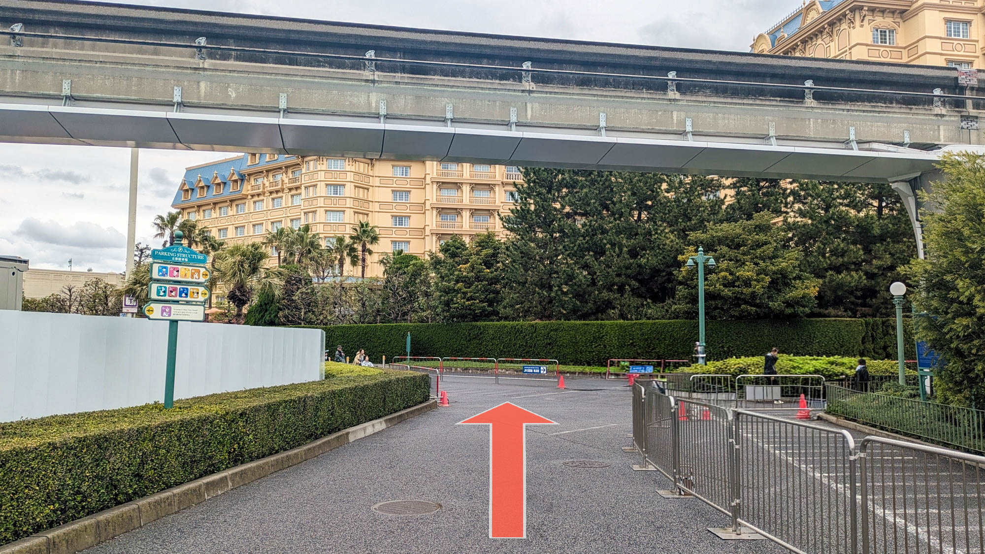 ③ディズニーリゾートラインの線路の下をお通りください。