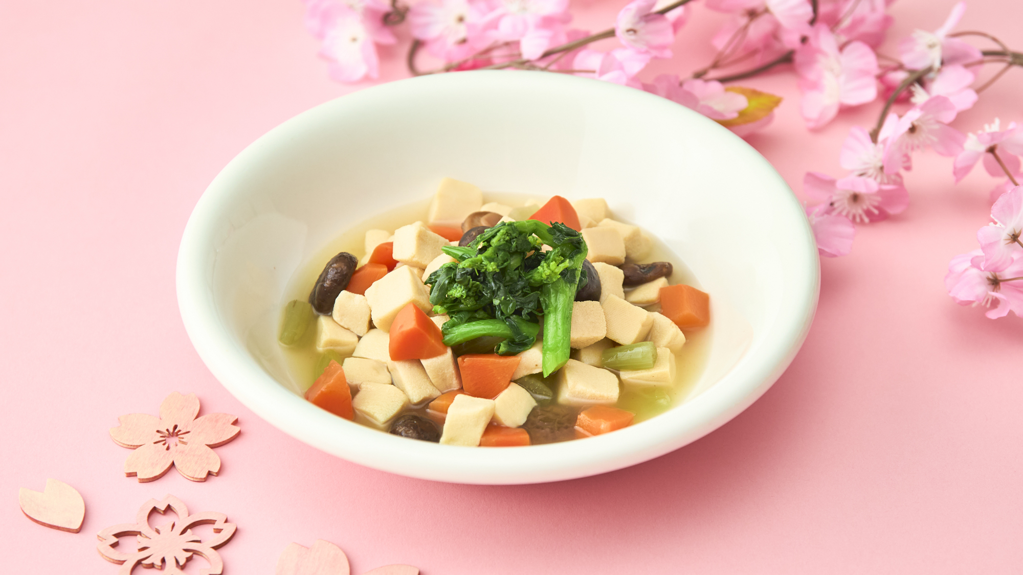 （日替わり）高野豆腐をやさしく含ませ、旬の春野菜を添えた彩り豊かな和メニュー