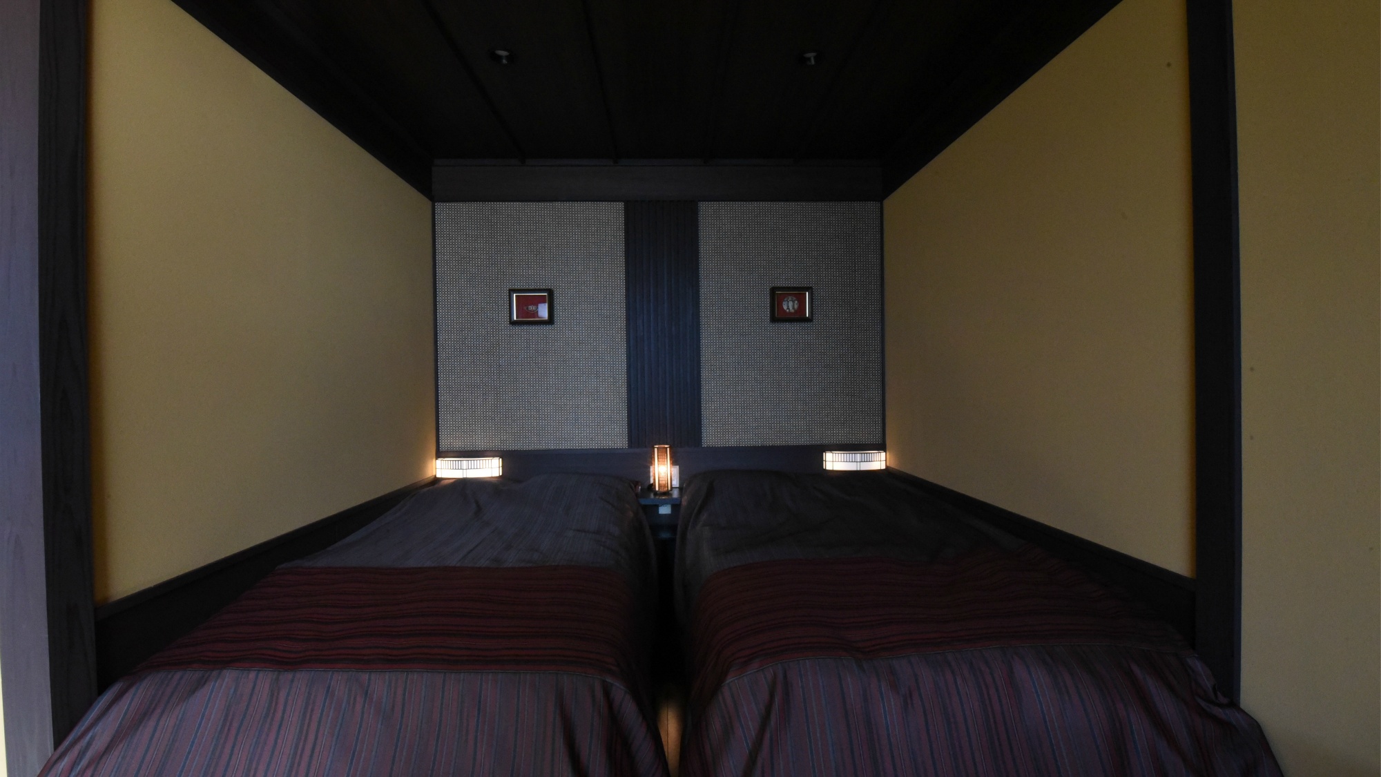 落ち着いた雰囲気のベッドルーム。質の高い眠りと目覚めをお届けするシモンズベッドを全室にご用意。