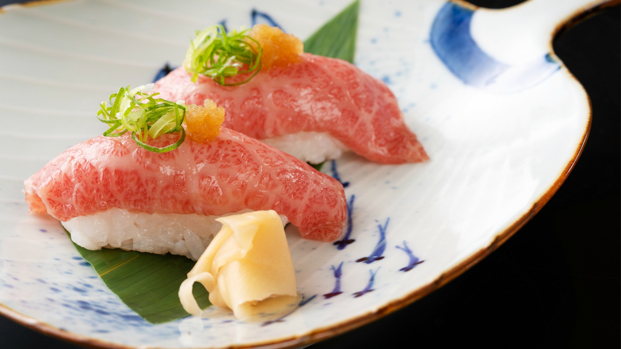 近江牛づくし：口の中に入れた瞬間、とろける美味さ。新鮮な近江牛でしか味わえないお寿司をご堪能ください
