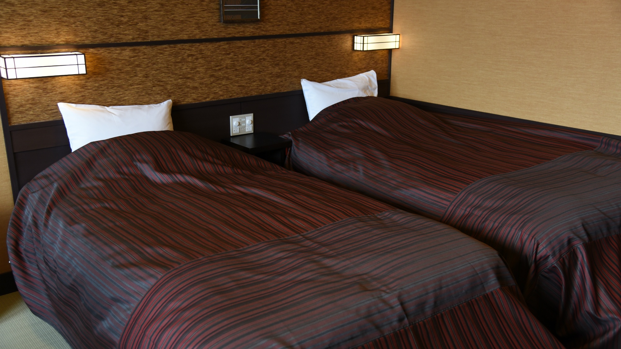 雪見：シックなお部屋に合わせモダンな和テイストのベッドカバーを使用しお客様を心地いい眠りへと導きます