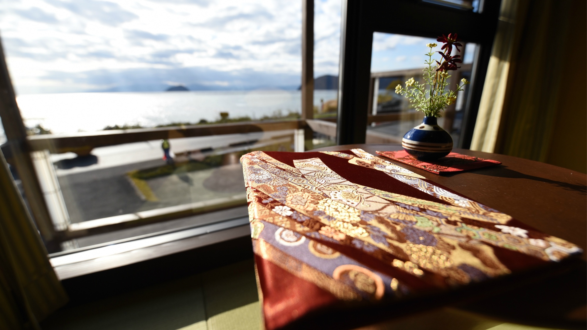 琵琶湖の景色のうつくしさと和にこだわったお部屋がお二人の大切な時間を素敵に演出してくれます。