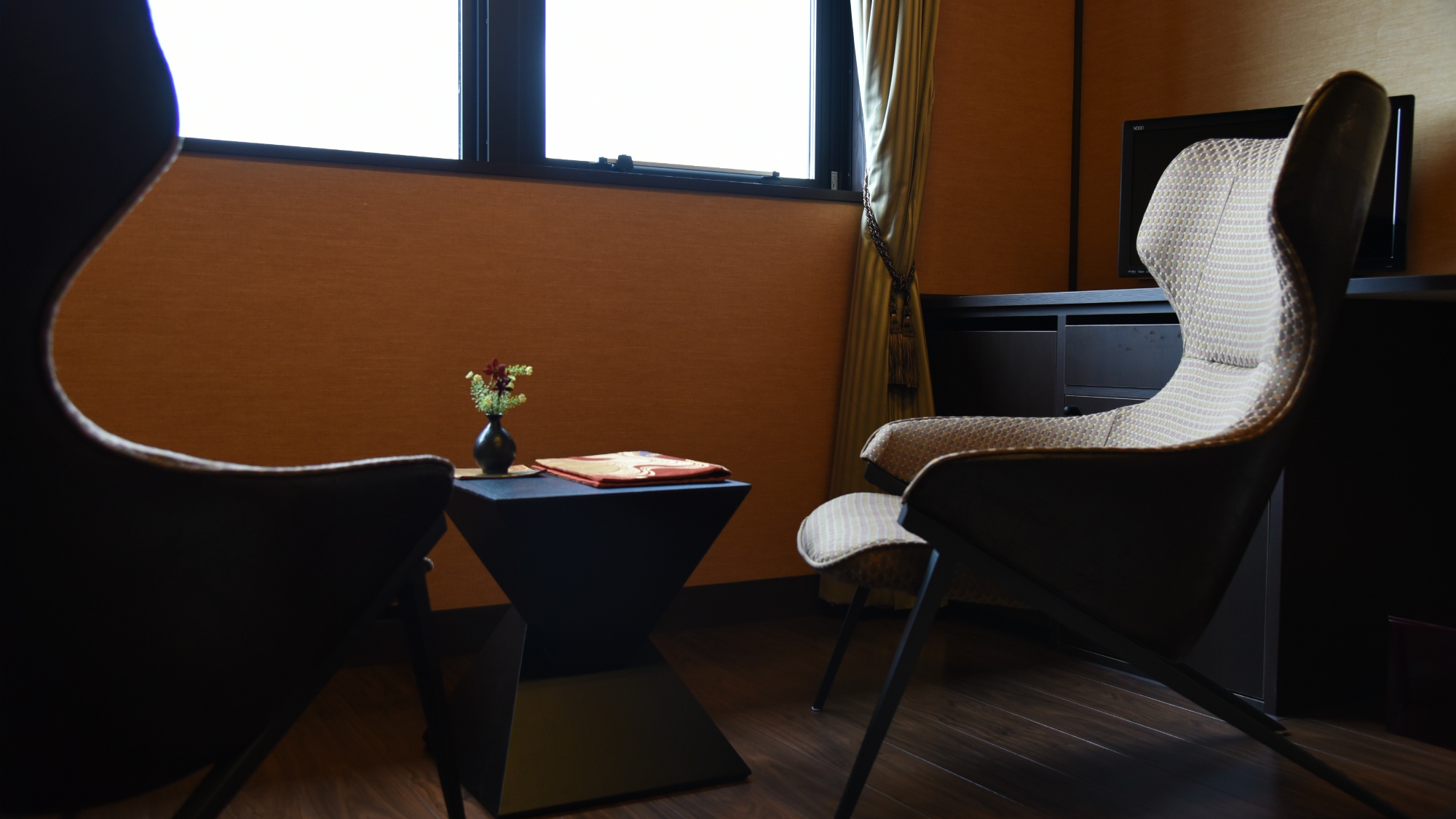 雪見：このお部屋も琵琶湖を望める半面窓です。プライベートは大切に、お部屋を明い空間につつみます。