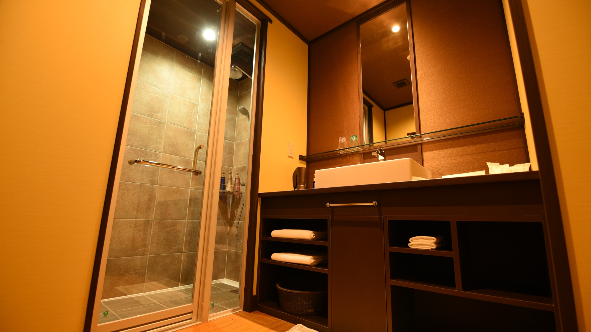 淡海：お市を除く全室にシャワールーム完備。タイル張りの高級感あふれるおしゃれなシャワールーム。