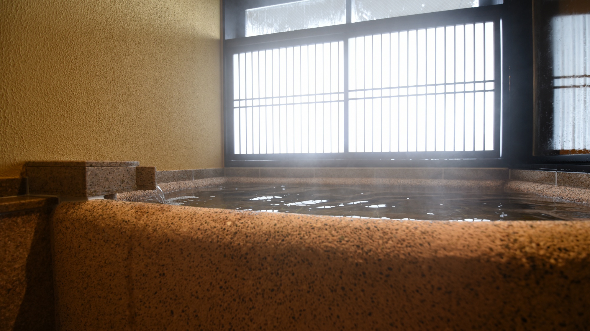 やさしい光差し込む貸切風呂で、湯気立ち上る、やわらかな温泉をおふたり様だけでお楽しみください。
