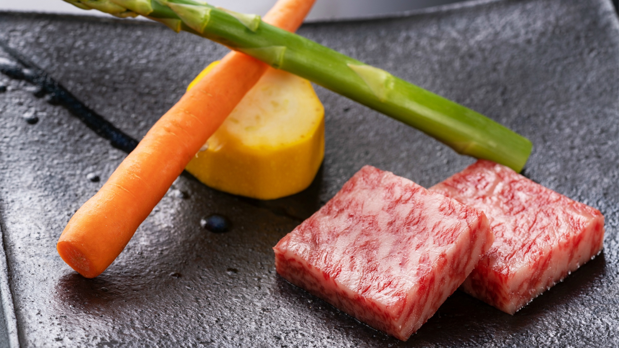 滋賀県で育った三大和牛の１つ近江牛。ジューシーでとろけるような柔らかいお肉をぜひご堪能ください。