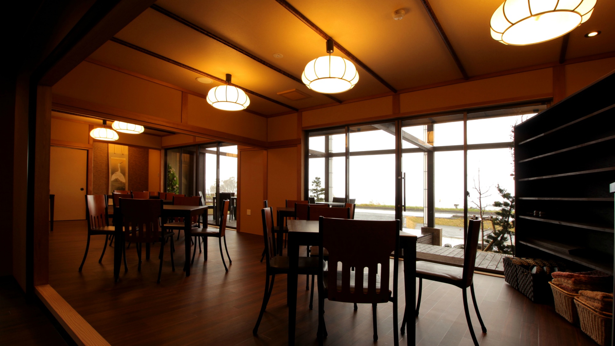 カフェ：和のテイストも取り入れた、外を眺めながらずっと居たくなるような、居心地いいカフェです。