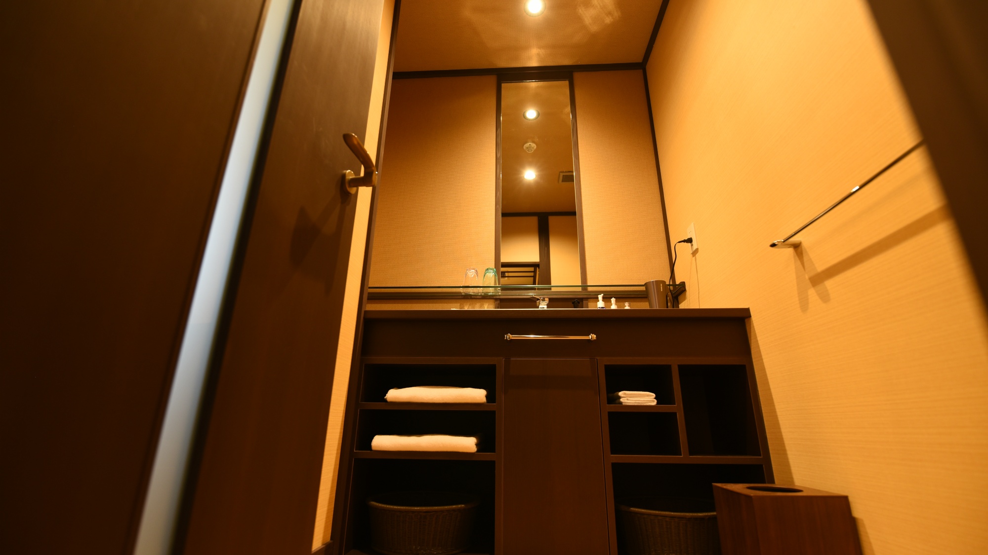 お市：当館おすすめ部屋風呂付のお部屋。こだわりのブラウンを基調としたシックな印象の洗面所。