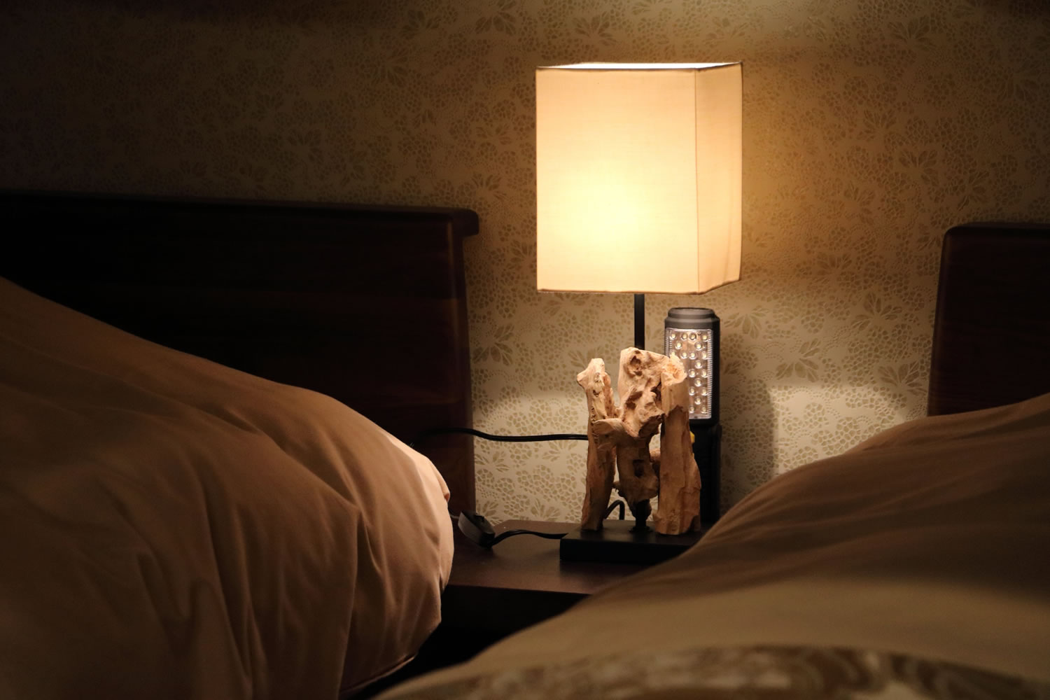 【ベッドルーム】夜はやさしい灯りに照らされながら、大切な方とゆったり語らいを楽しむ