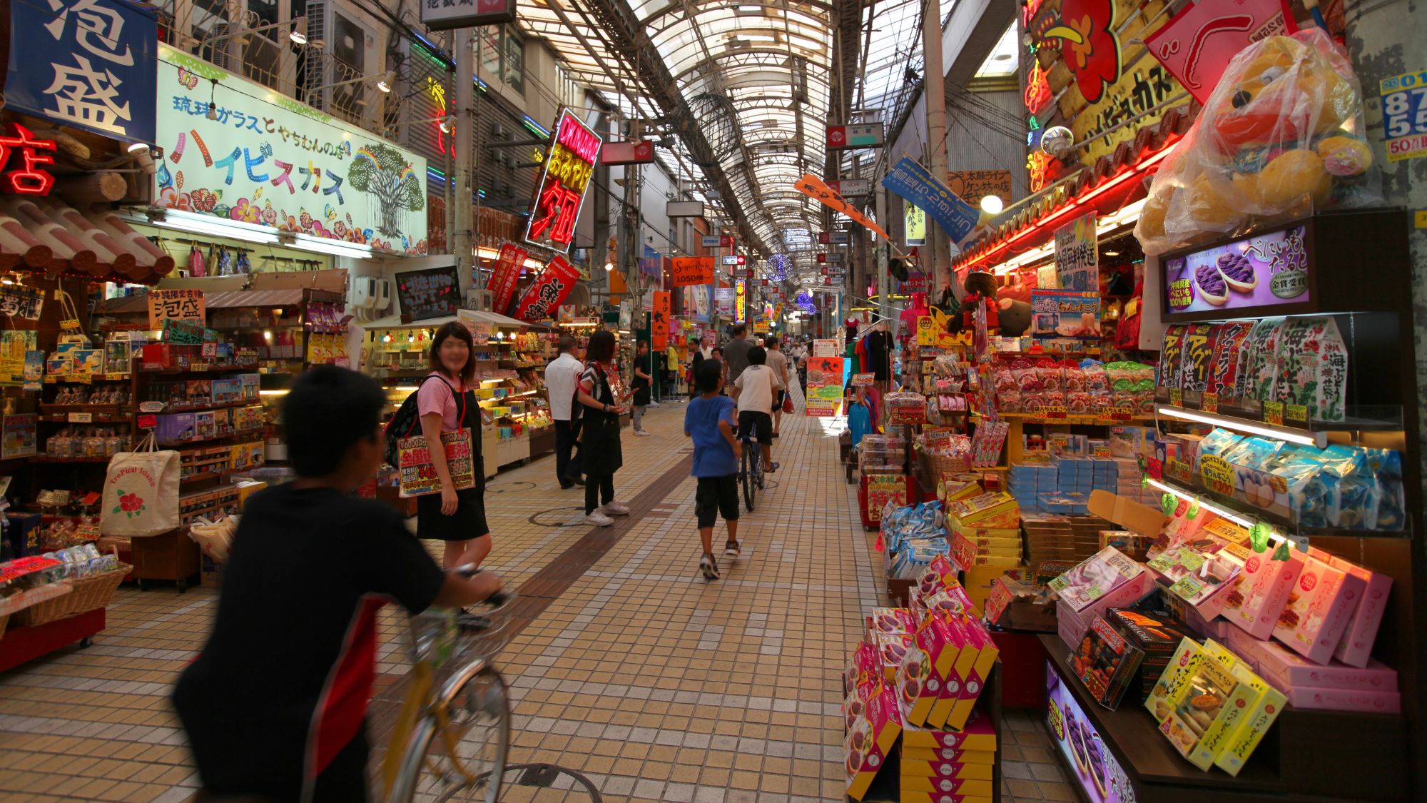 【国際通り・平和通り】当館から車で約9分