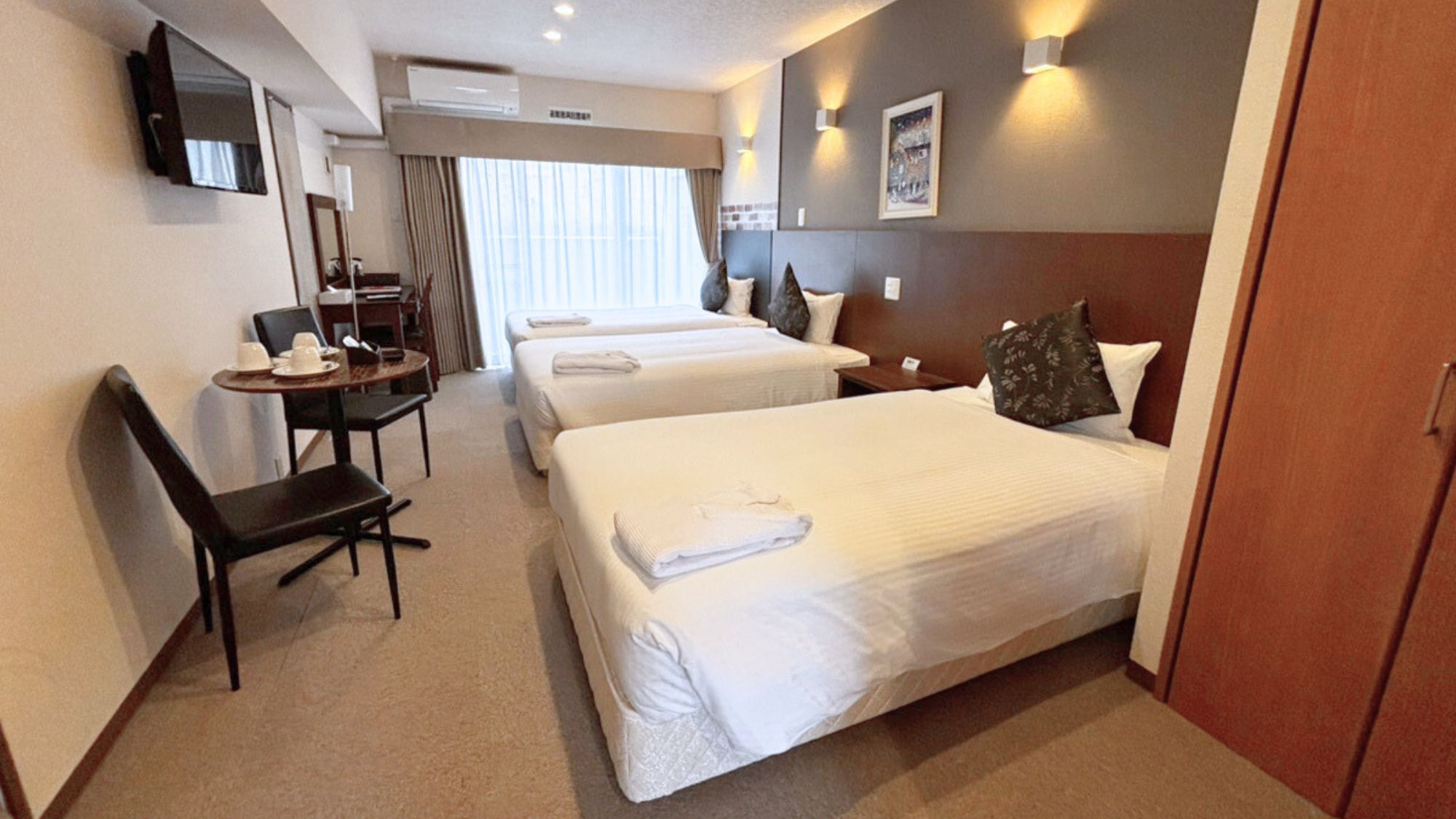 【コンドミニアムタイプ】トリプルルーム★シックで落ち着いた色調の室内には、デスク、チェア、テレビ完備