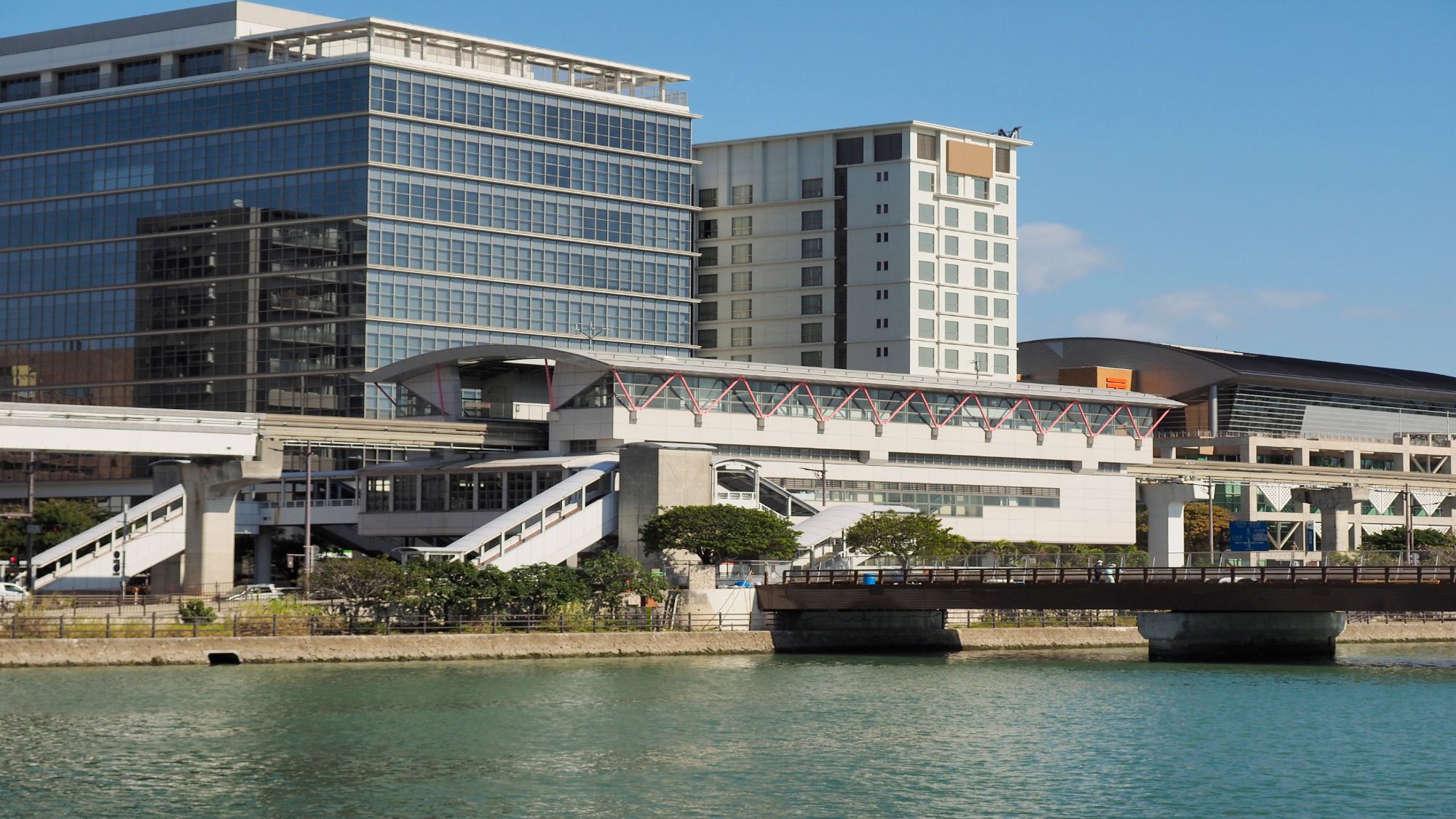 【沖縄都市モノレール（壷川駅）】当館から徒歩約10分/車で約4分