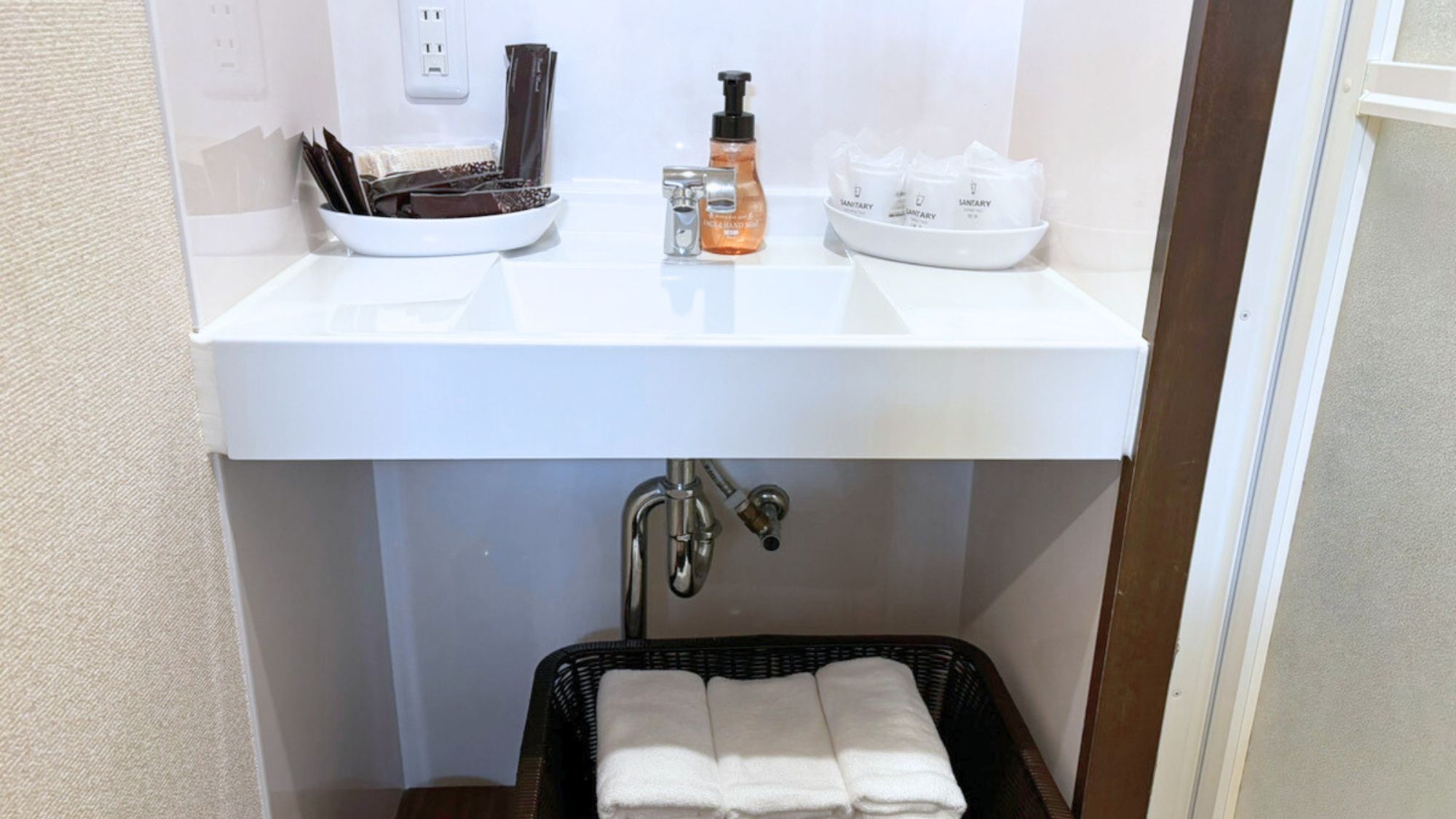 【コンドミニアムタイプ】トリプルルーム★シンプルで清潔感あふれる洗面台、アメニティも充実