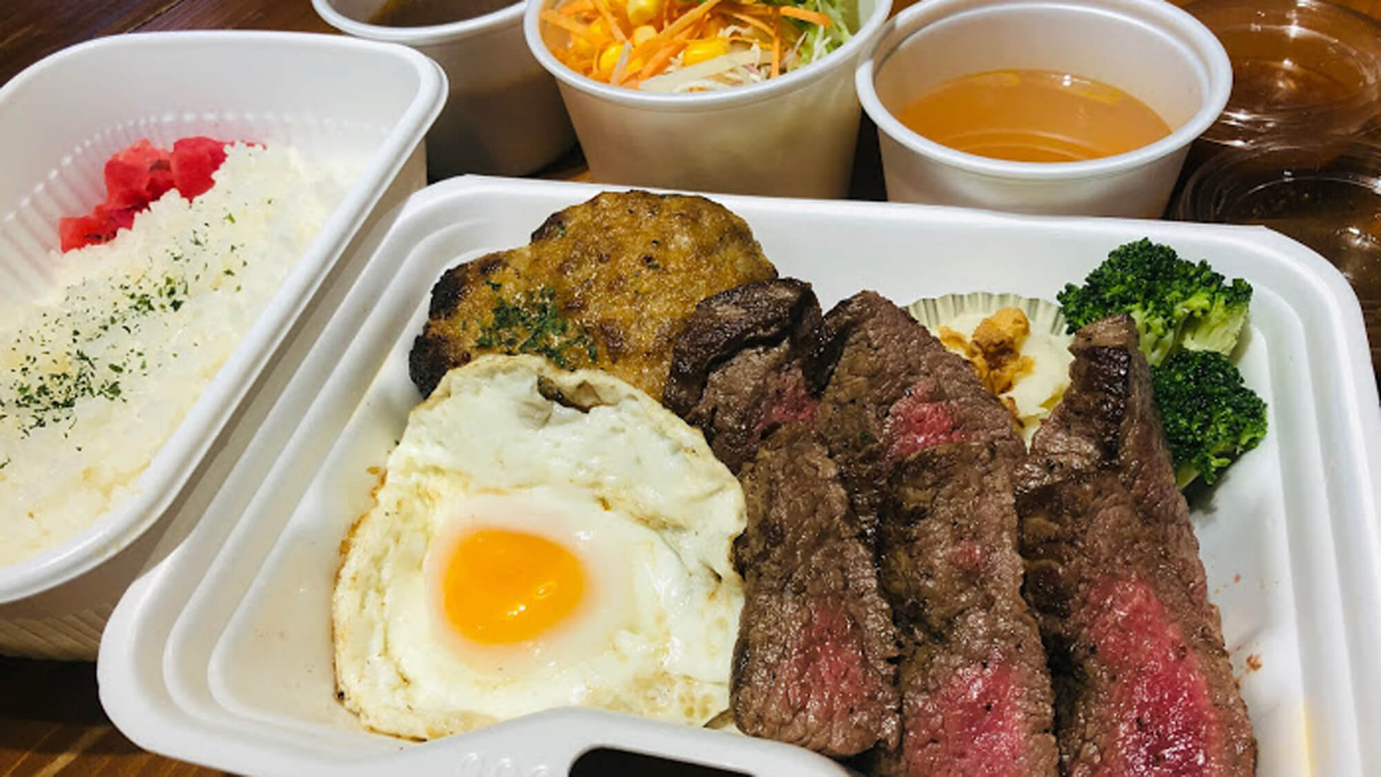 【夕食（お弁当Ａ）付きプラン】地元で大人気ステーキ専門店の料理が食べられる！