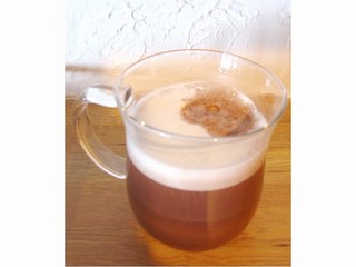 【カフェメニュー】カプチーノ　温かいドリンクの一例。ジュース類もご用意しています。