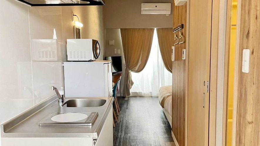 ・【ダブルベッドルーム】冷蔵庫や電子レンジ備え付き。まるで自分の部屋のように快適なご宿泊が可能です