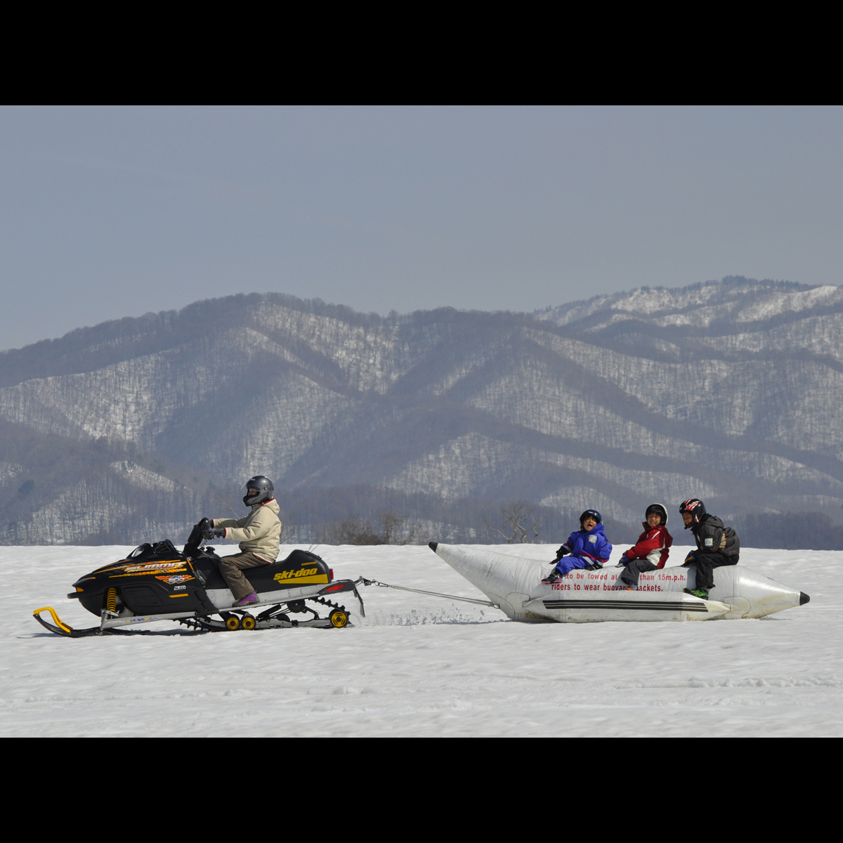 全面氷結した桧原湖では氷上バナナボートで楽しもう♪
