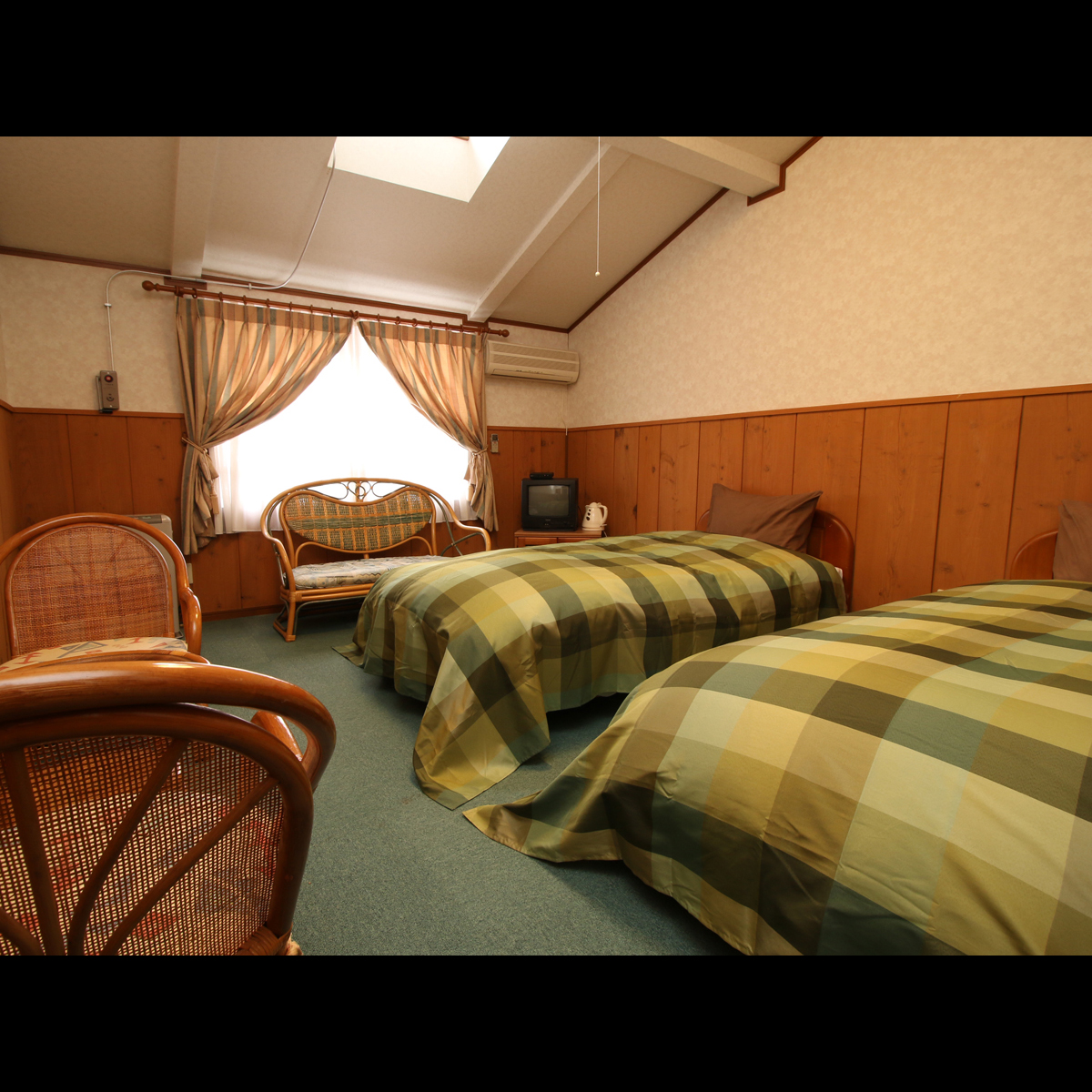 落ちついた雰囲気の客室はツイン