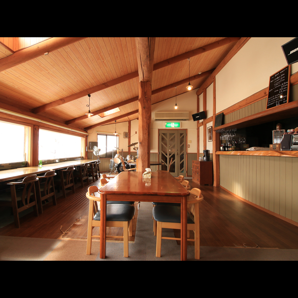 ２Fの広いスペースでは食事を持込みで利用OK