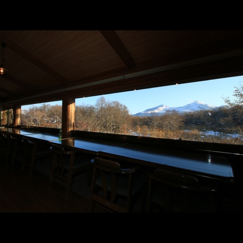 広いガラス窓からは天気の良い日は磐梯山が良くみえます