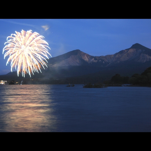 裏磐梯夏祭り、湖上から見る花火もオツですよ