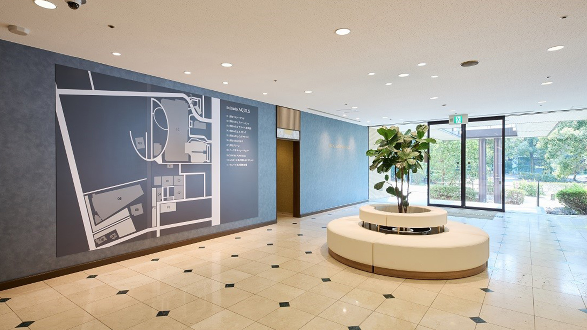 ようこそ、邦和セミナープラザへ。開放感あふれるエントランスが、皆さまをお迎えいたします。