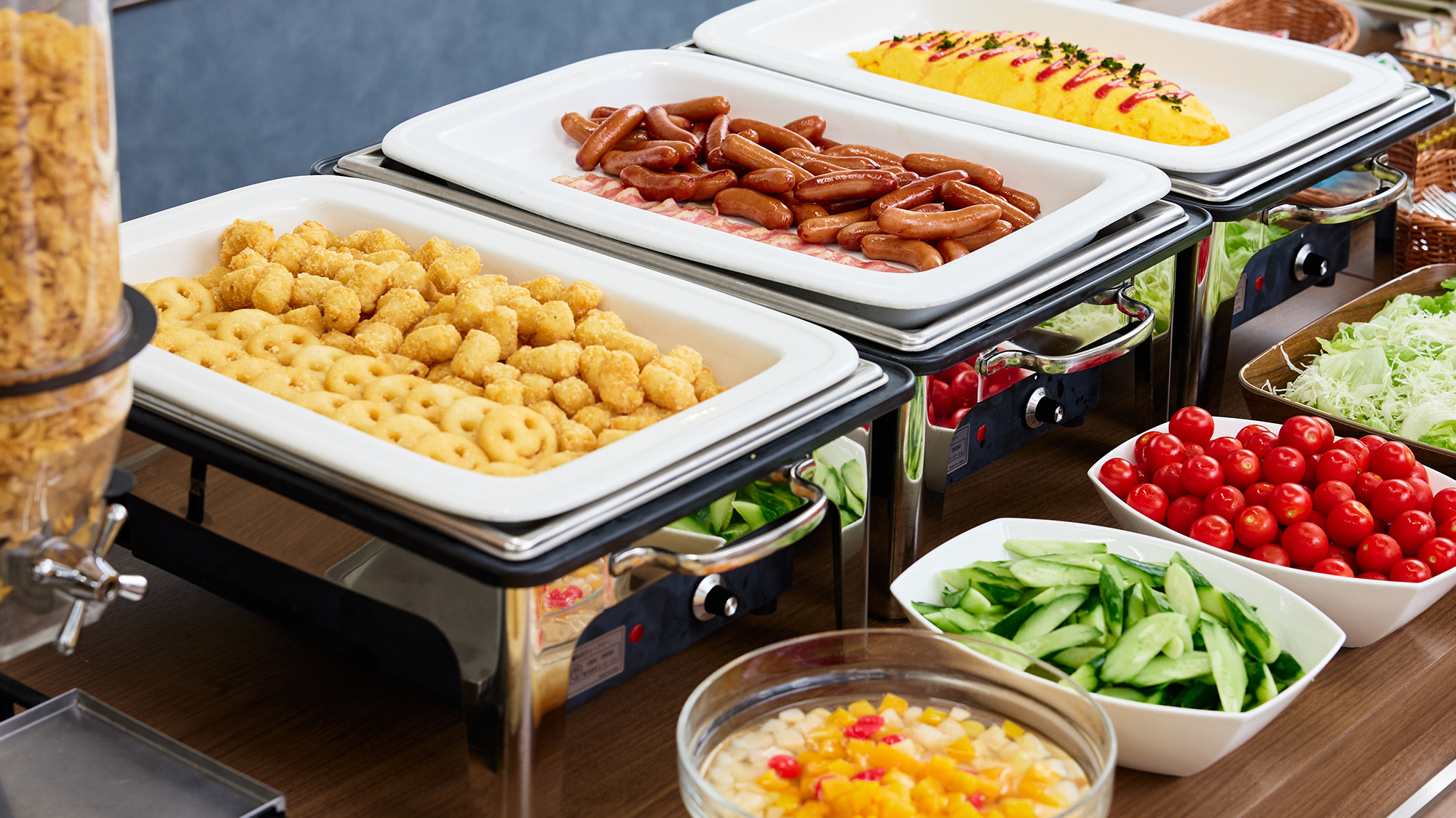 朝食一例：宿泊者さま全員に無料朝食サービス付。1日の始まりは美味しい朝食から。