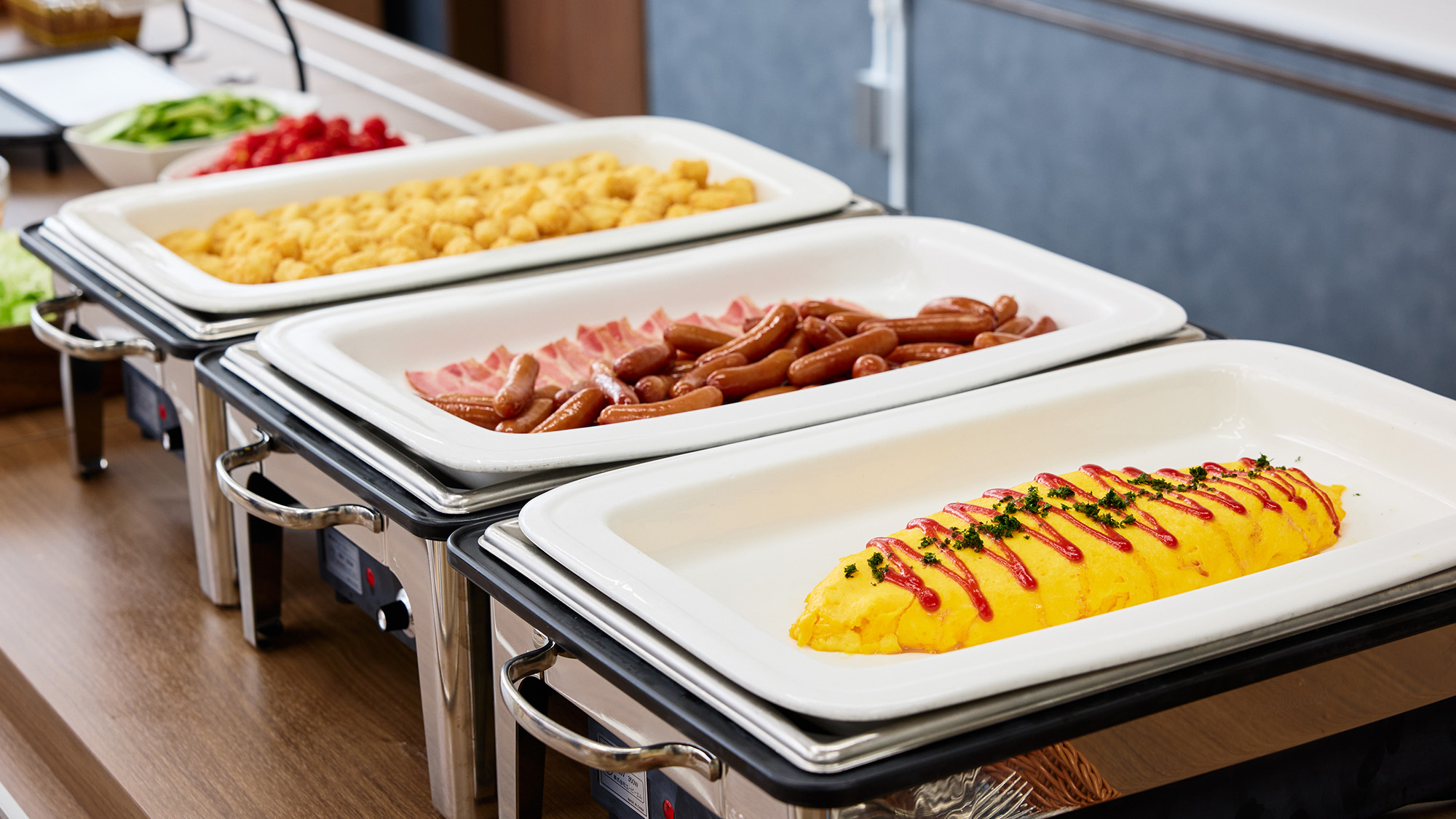 朝食一例：宿泊者さま全員に無料朝食サービス付。1日の始まりは美味しい朝食から。