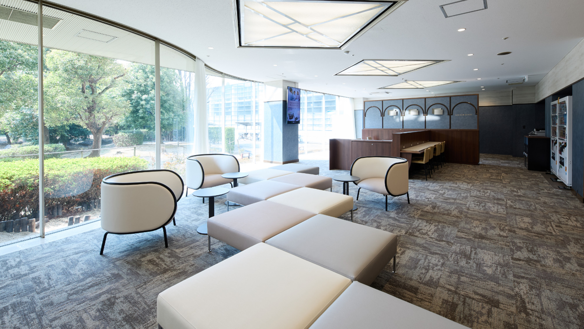 皆様により快適にお過ごしいただけるよう、ロビーエントランス・フロントをリニューアルいたしました。