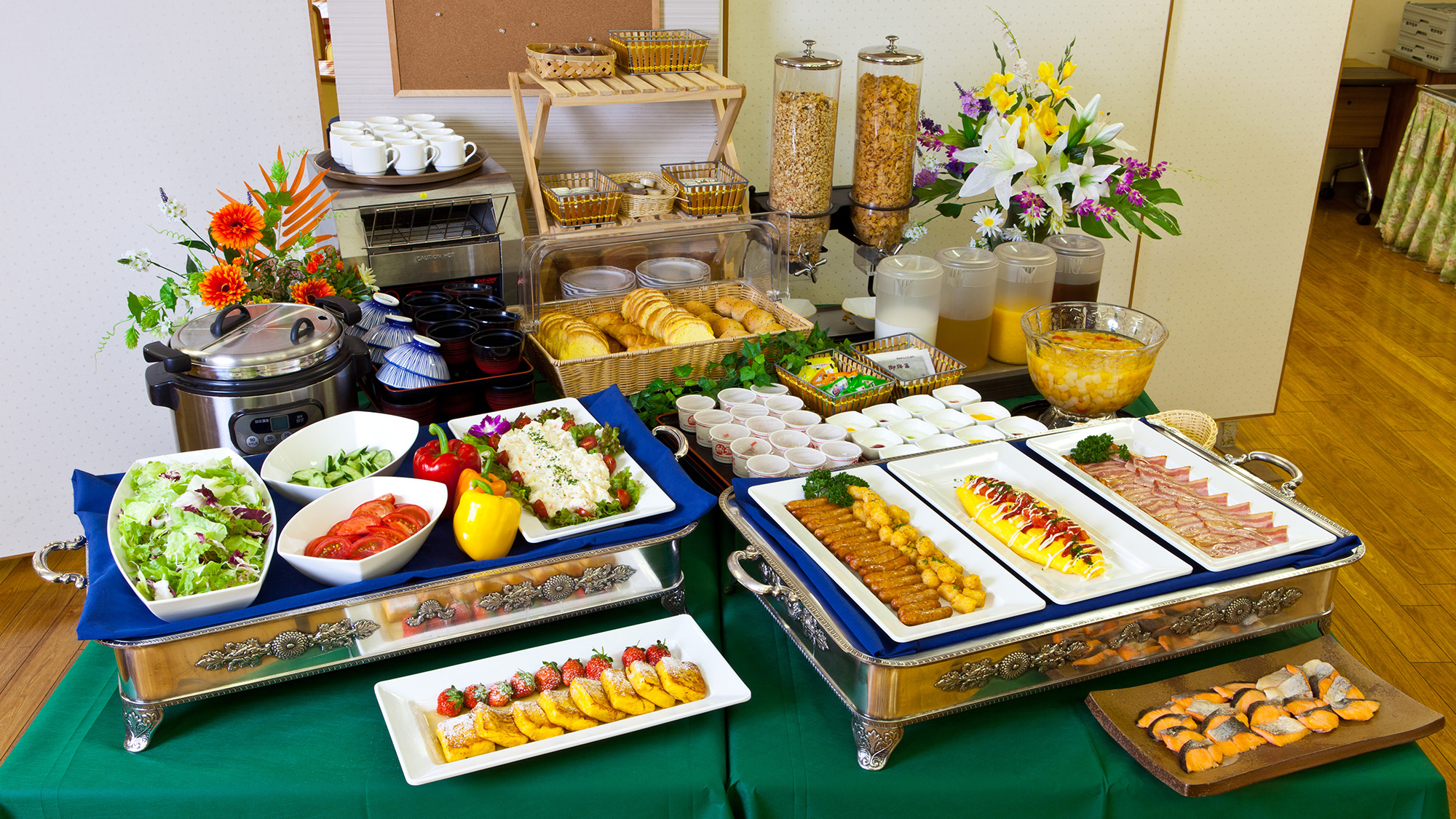 朝食一例：宿泊者さま全員に無料朝食サービス付。1日の始まりは美味しい朝食から。