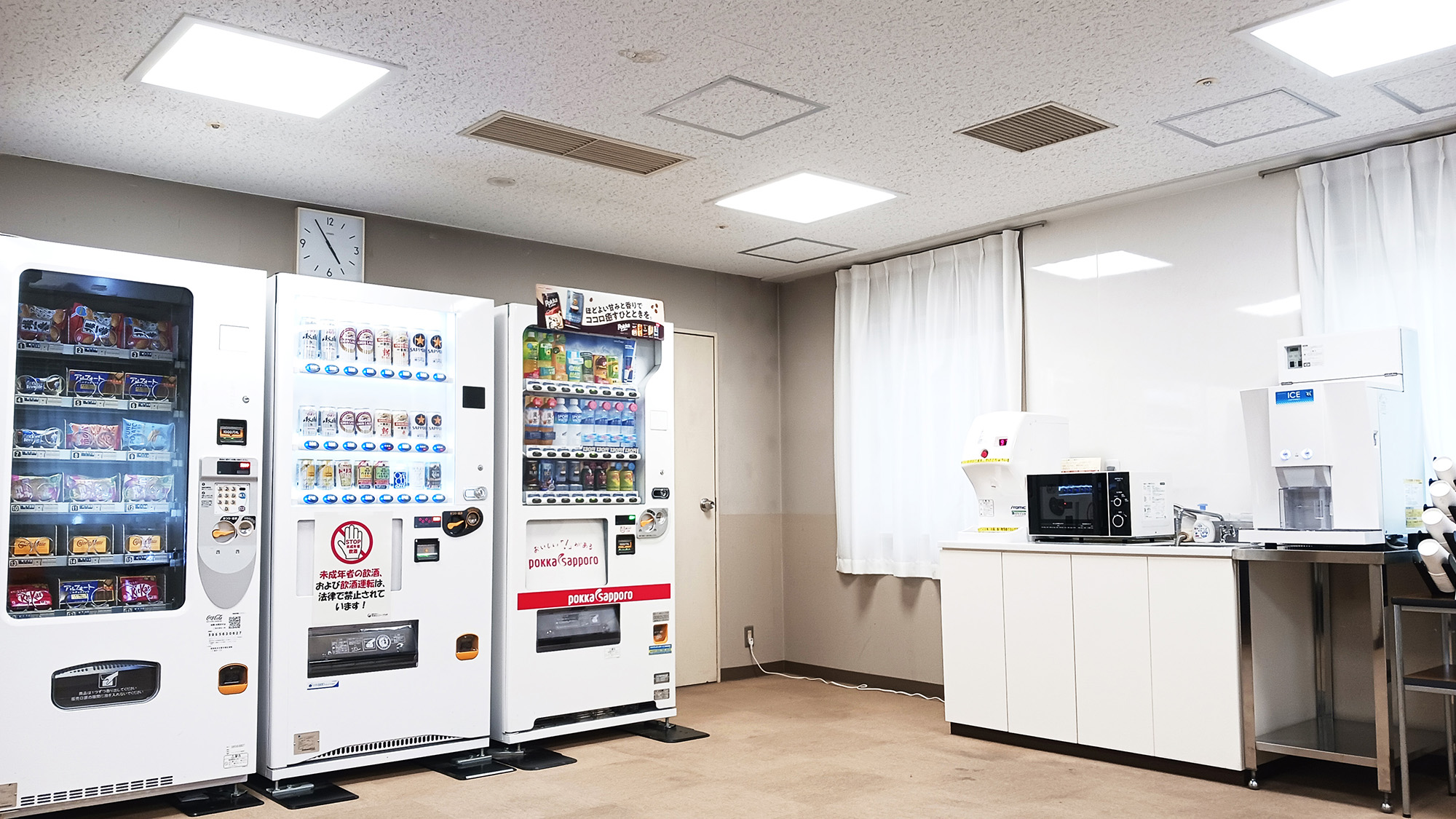 3F談話室には自販機の他、給湯設備・電子レンジ・製氷機を設置しております。