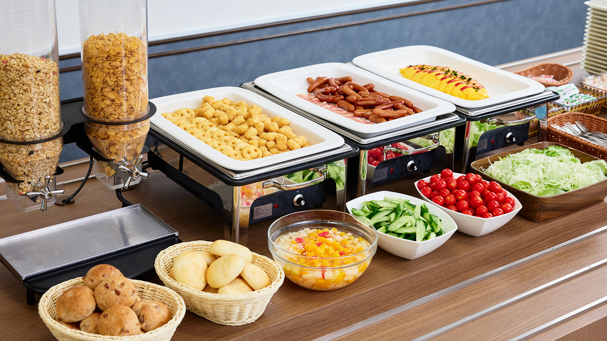 朝食一例：宿泊者さま全員に無料朝食サービス付。1日の始まりは美味しい朝食から。