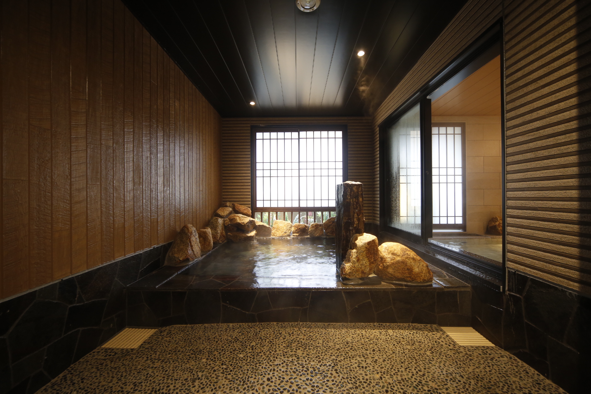 ◇女性大浴場外湯　四季を感じる外気湯　温湯：41～43度