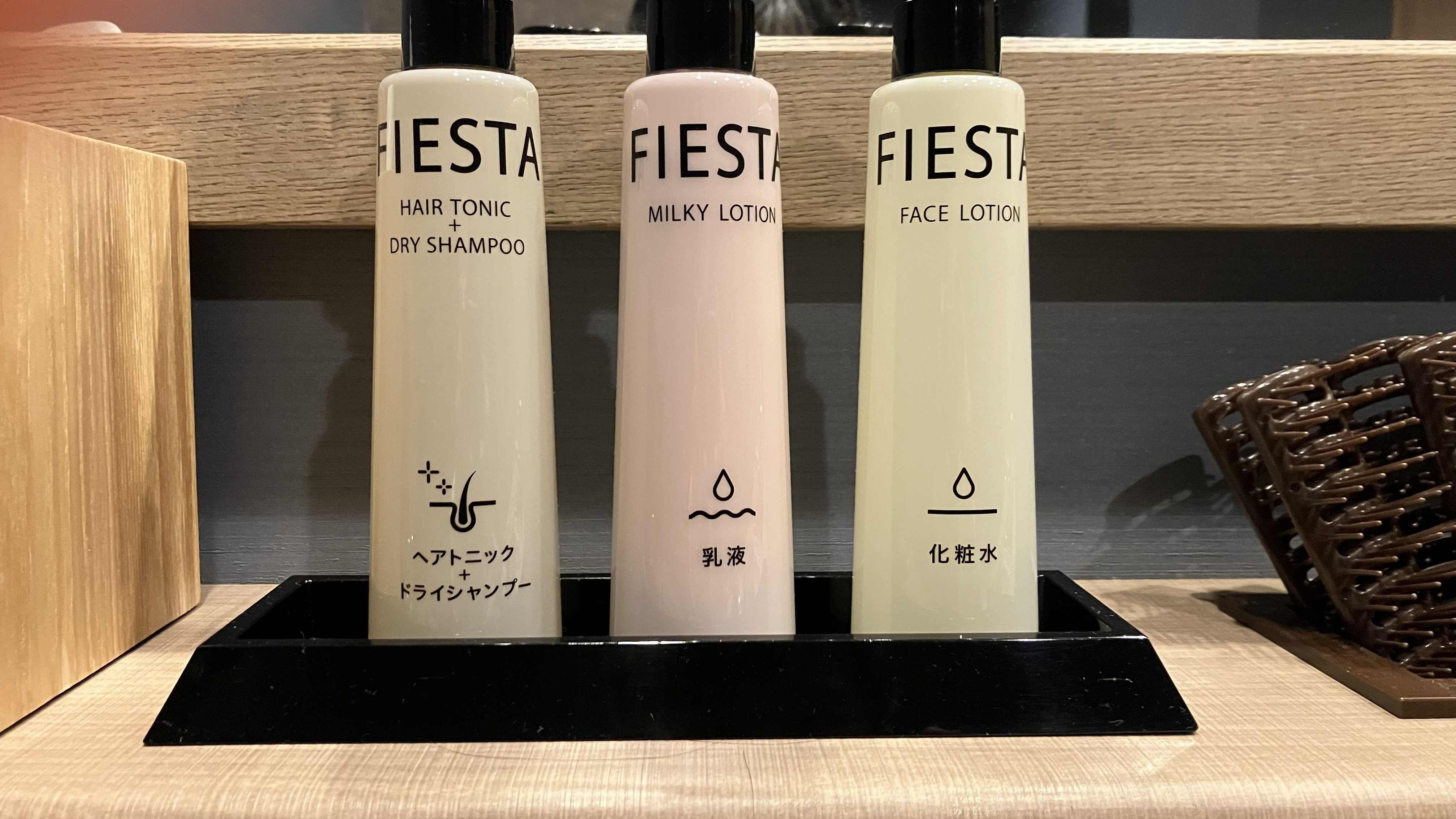 男子脱衣所に化粧水もご用意