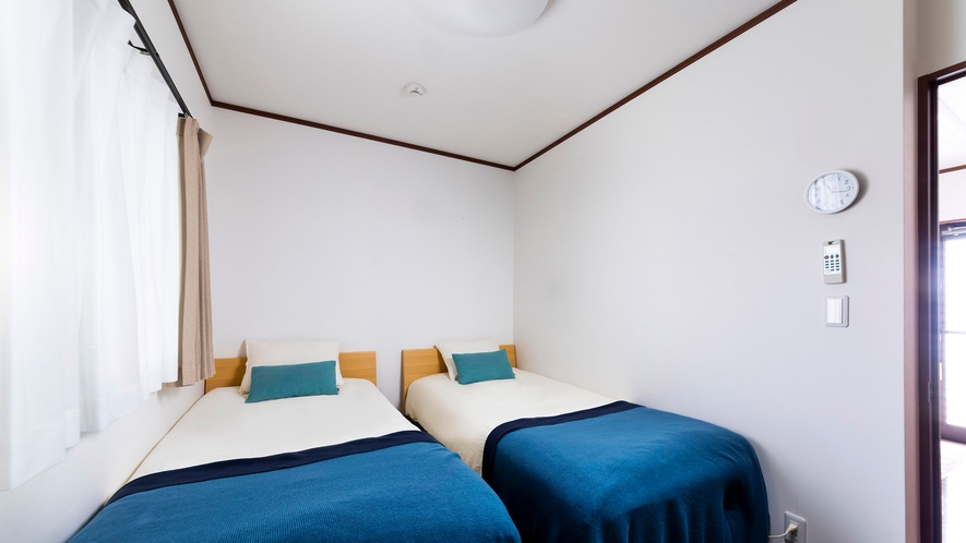 ・【寝室】シングルベッド2台完備。シンプルな内装で落ち着いた雰囲気