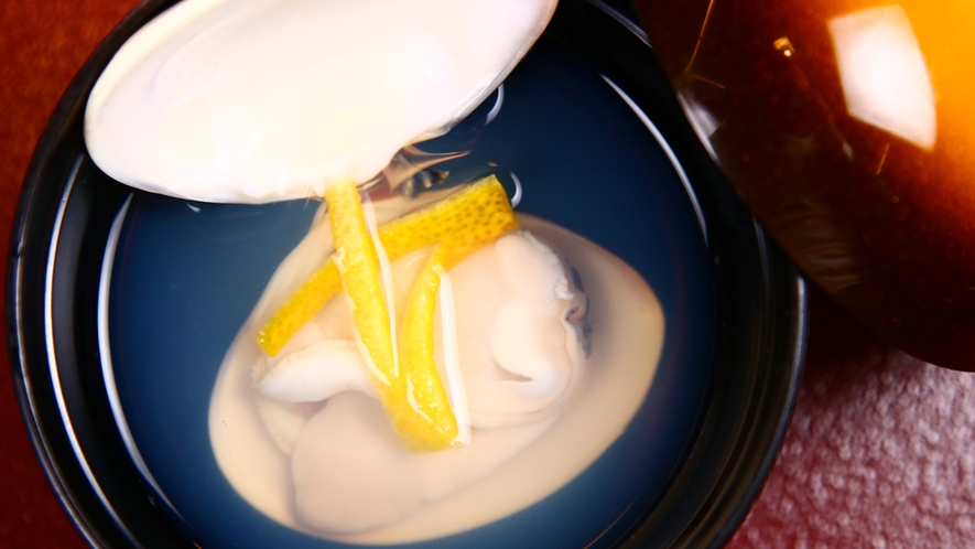 料理一例◆蛤の吸い物 柚子を添えて