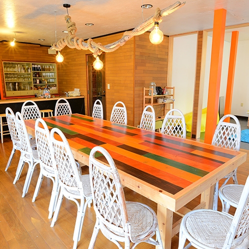 [カフェスペース]大きなダイニングテーブルを囲み、旅人や島の人々と交流をお楽しみ下さい♪