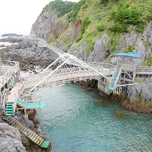 *[赤崎海水浴場・遊歩道]遊歩道が整備され海に入らなくても迫力の景観を楽しめます。