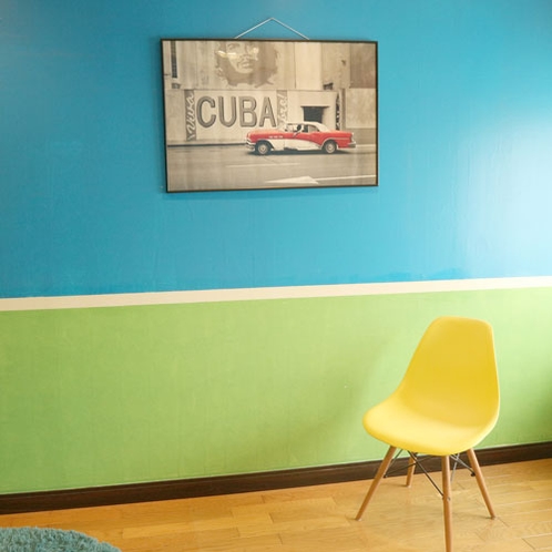 [シングルルーム]色彩が印象的なキューバをイメージ。