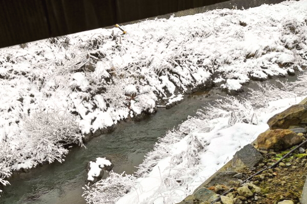 冬になると露天より雪景色をまとった宮川の支流をご覧いただけます。