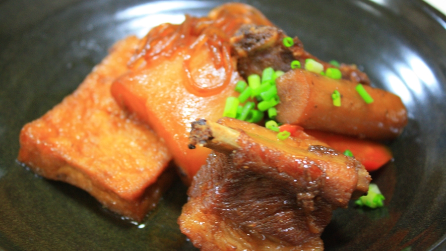 *【夕食一例】黒豚を使用した煮物です。お肉が柔らかく美味！