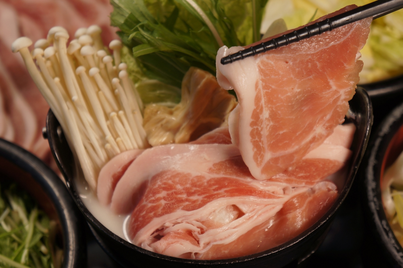 【おすすめ！ちょっとリーズナブルに!!】信州豚の鍋＋ハーフバイキング飲み放題90分付♪♪