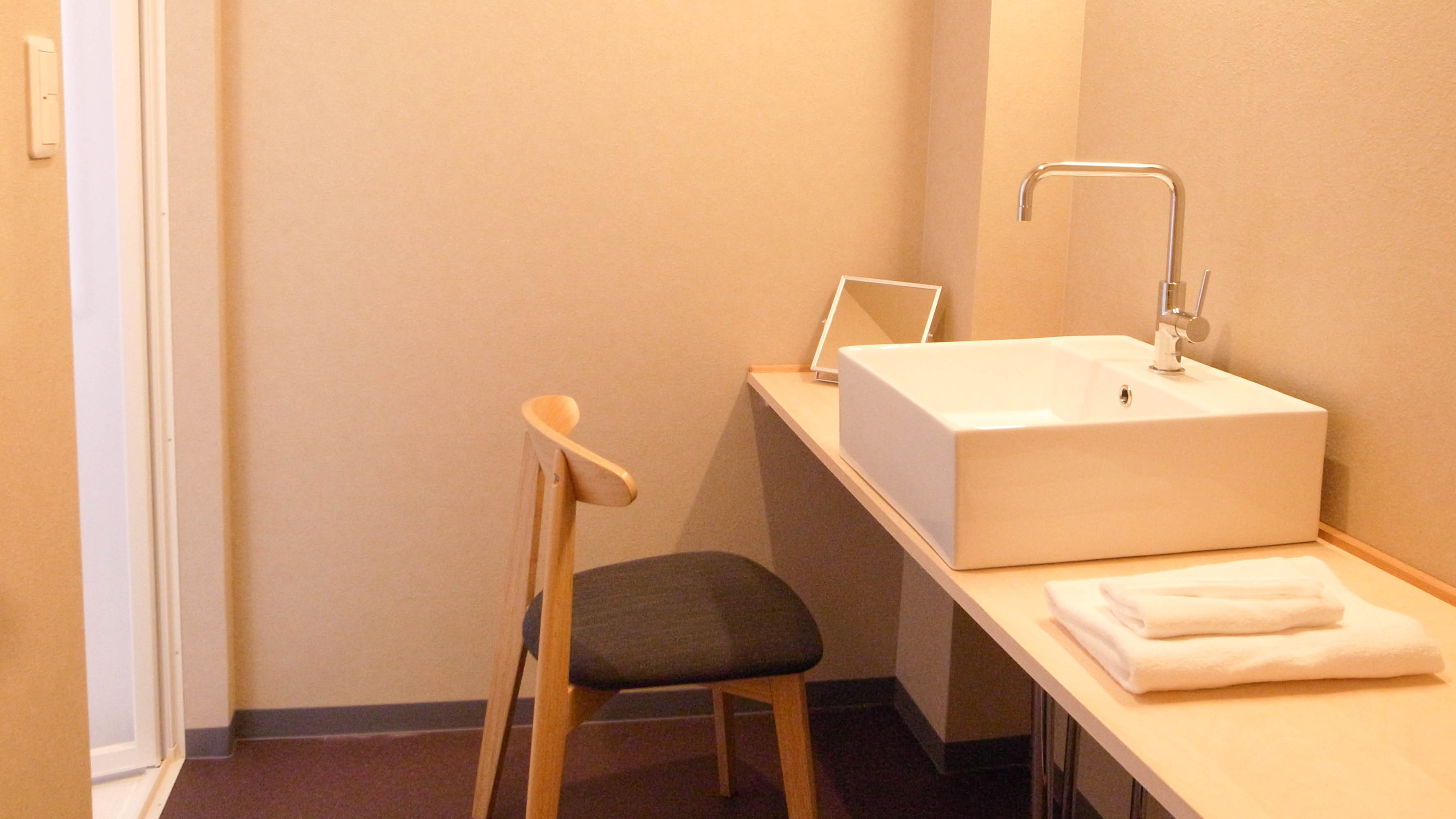 ＜フォースルーム＞洗面台も専用でゆったり。でもトイレや冷蔵庫は共用のものをご使用ください。