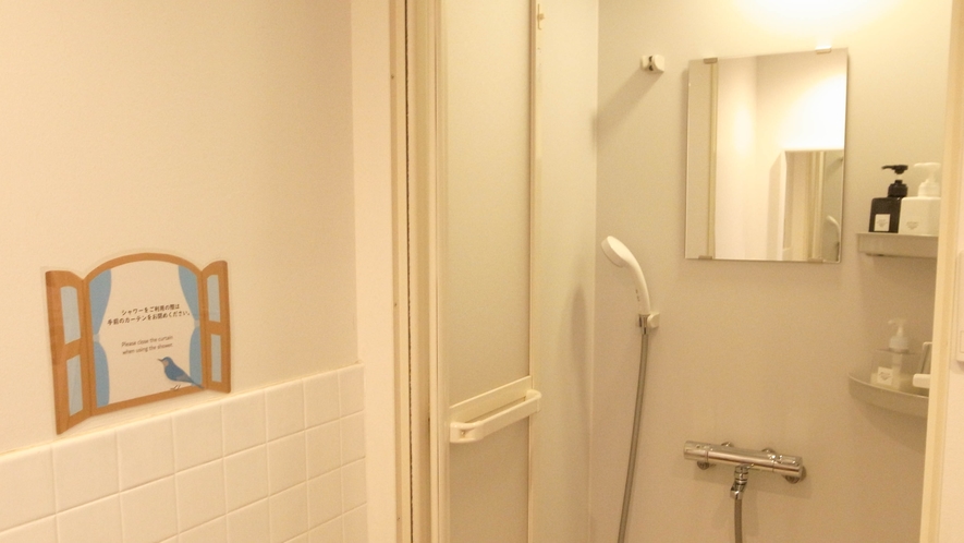 シャワールームは個別でロックでき、手前のカーテンも引いてご利用いただけます。