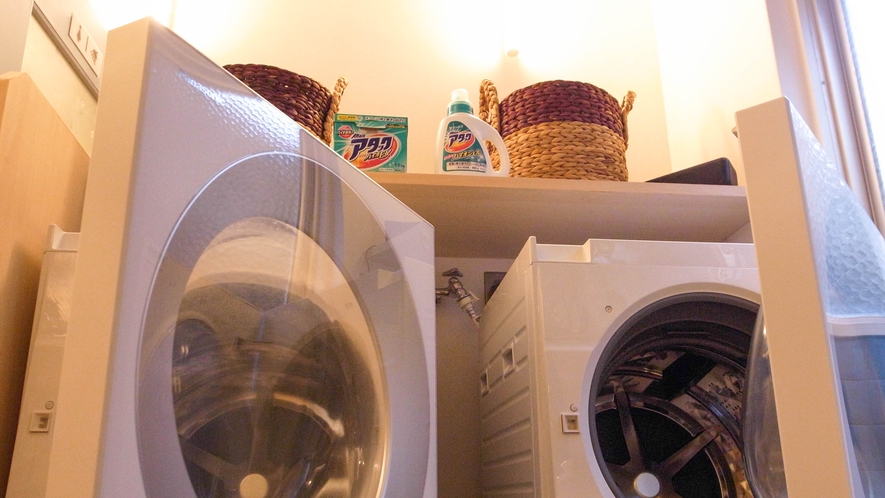 共用部には乾燥機付洗濯機も２台あり、無料でご利用頂けます。