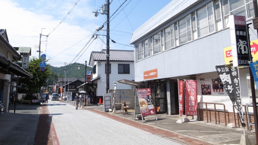 八幡山を背に、城下町の中心にある昭和な感じのレトロビルが当館です（写真右側、２階）