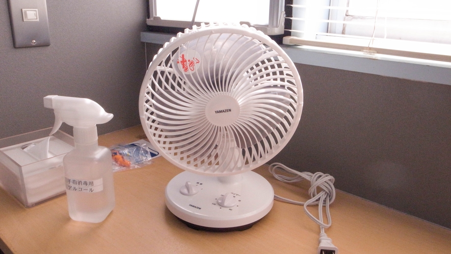 扇風機。夏季限定ですべてのお部屋に設置します。エアコンと併用で快適な夏の夜をお過ごし下さい。
