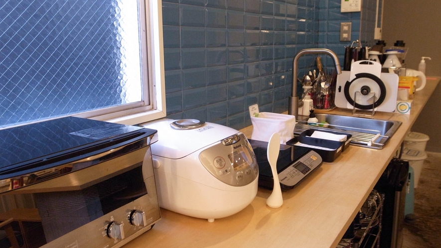 シェアキッチン。IH調理器、トースター、炊飯器のほか、鍋やまな板など、簡易な調理器具もございます