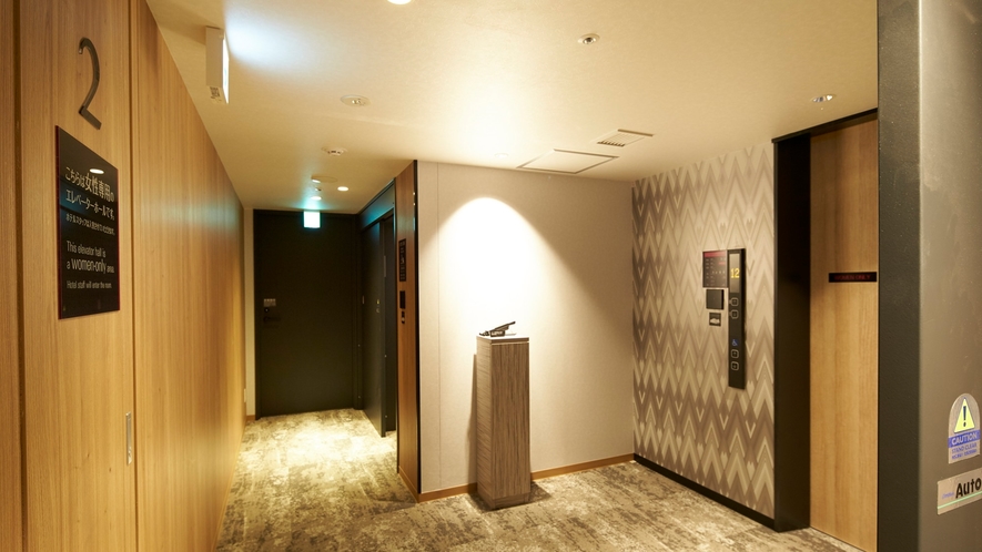 2F女性専用エレベーターホール（女性浴場に直結）