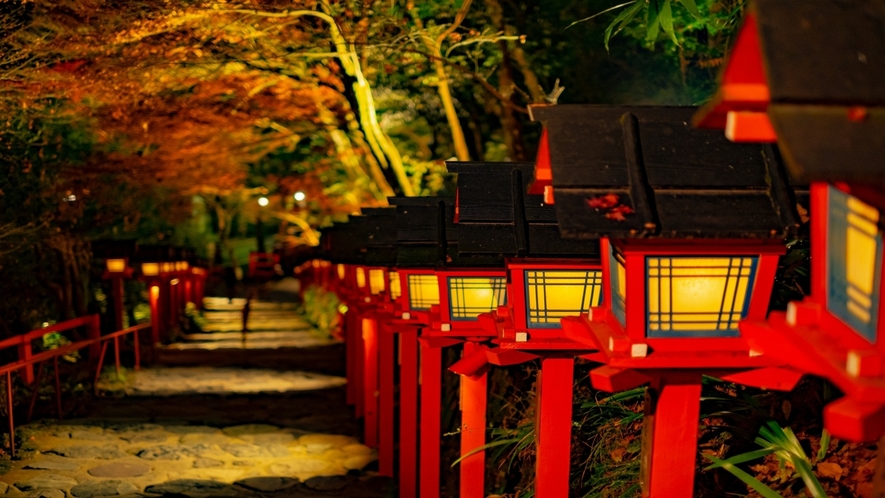 【貴船神社】えんむすびの神様としても崇められている水の神様。紅葉ライトアップが楽しめます。